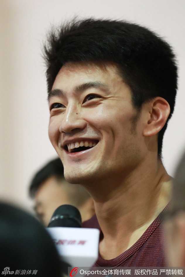 京城男篮集结号:马布里掌舵,众将齐心冲刺新纪元 功勋外援莫里斯专注地进行着投篮练习,休赛期减重后的他动作更加灵活,展现出焕然一新的竞技状态。