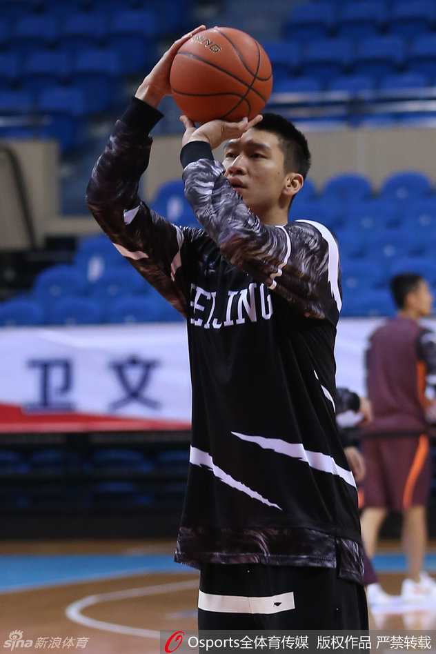 老将张庆鹏稳扎稳打地进行投篮训练，手臂肌肉线条分明，投射精准，彰显着CBA老兵的不死传奇。
