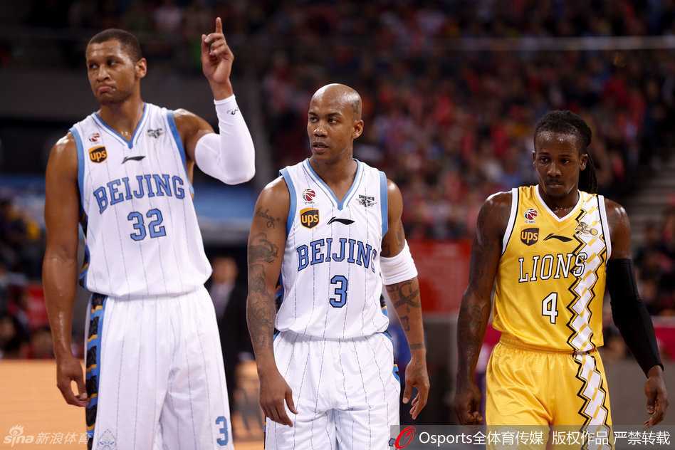 张庆鹏在出手三分后身体完全失衡，斜着身子摔向地板，眼神中充满无奈与不甘