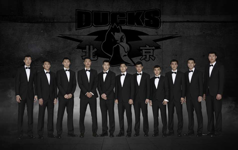 斯蒂芬·马布里身披定制西装，领袖气质尽显无遗，仿佛在静默中酝酿着末节之王的热血传奇。