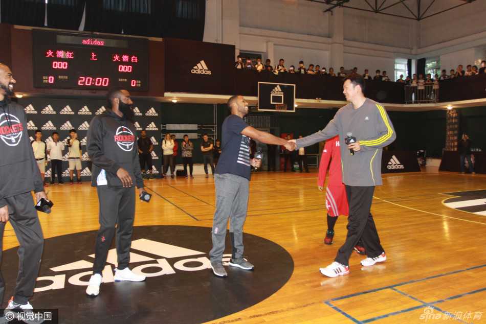 身披火箭战袍的詹姆斯-哈登刚一踏进北京四中篮球馆，便张开双臂向沸腾的人群致意，脸上洋溢着标志性的大胡子笑容，仿佛将NBA的璀璨星光带到了校园赛场。