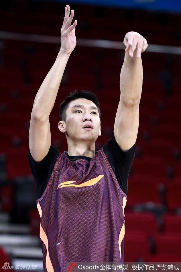 “大树”张松涛内线强打，利用休赛期特训的成果，在篮下展现出前所未有的强硬与自信，勾手投篮的瞬间宛如内线巨塔。