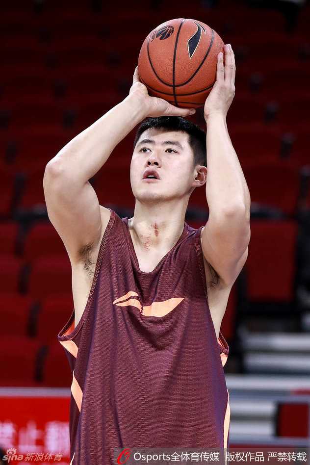 功勋外援莫里斯无视肘部伤痛，在训练中依旧保持柔和手感，用一次次精准的中投捍卫着自己“中投王”的美誉。