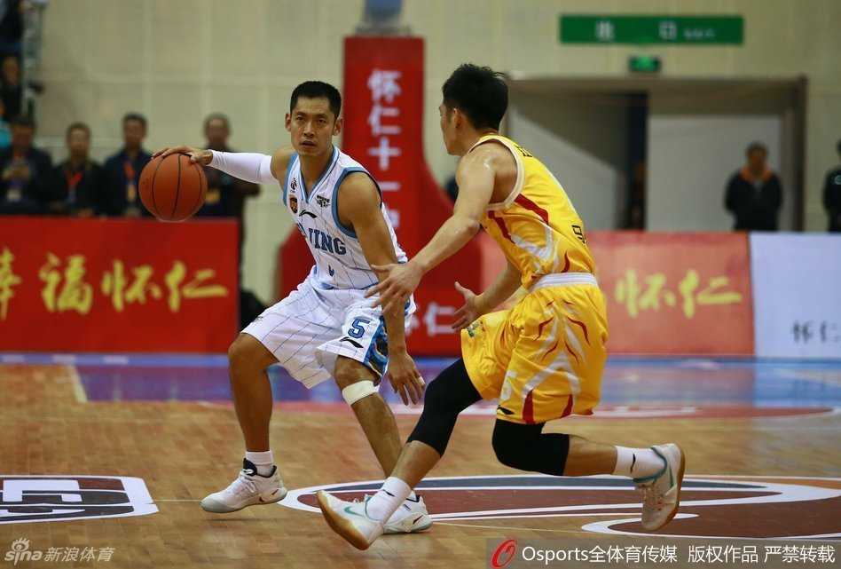 翟晓川在高速运动中展现鬼魅传球功力，这一发行进间分球如手术刀般精准，瞬间撕破防守，彰显全能前锋本色。