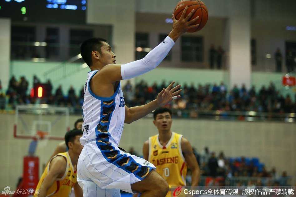 场上杀机突现，张庆鹏如猎豹般直插对手心脏地带，他毅然决然地攻向篮筐，挑战着同曦队的整条防线。