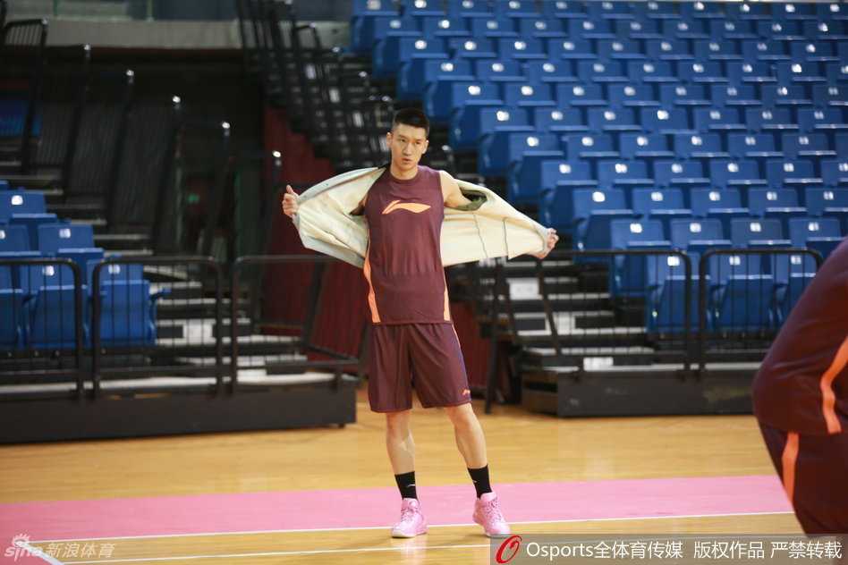 主教练闵鹿蕾在场边双手环抱，神情严肃地督训。面对球队人员不整的困境，这位冠军教头在场边运筹帷幄，努力调配着每一份战斗力。