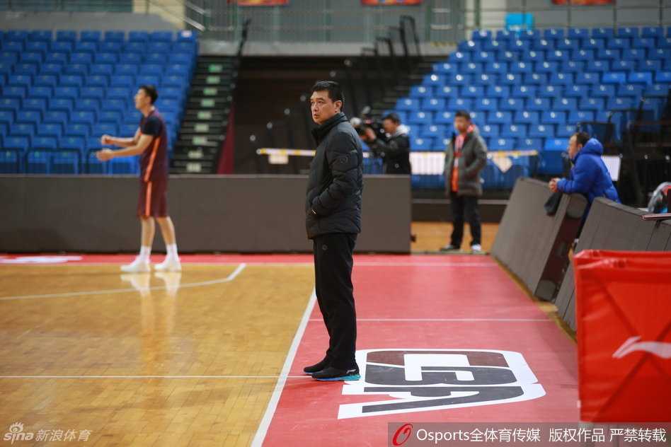 在对抗训练的人群中，马布里格外显眼，虽然他只是进行着轻度恢复训练，但那股领袖气质让他即使站着也是场上的焦点。