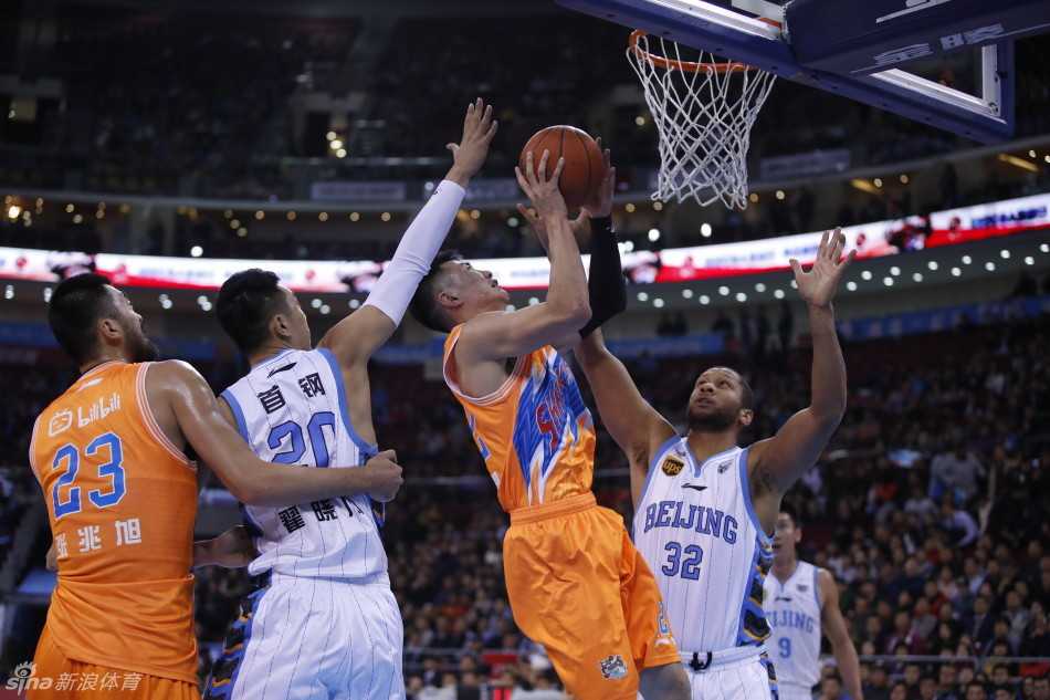 老马在人群中穿梭，虽然面临包夹却毫无惧色，正准备将球分给位置更好的队友，盘活全队进攻。