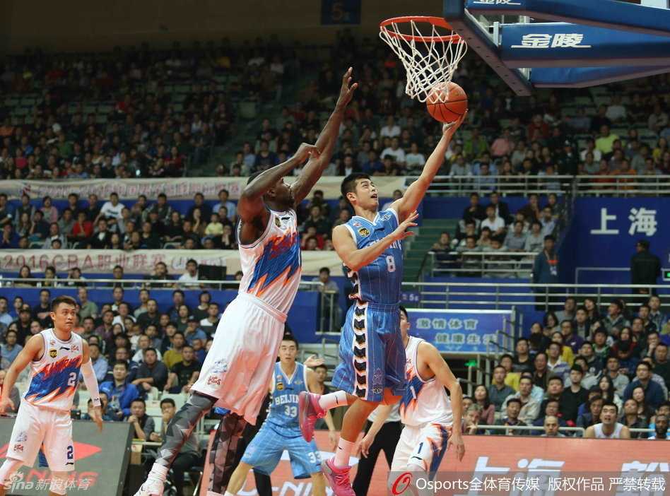 马布里与莫里斯双剑合璧，经典的挡拆配合再现江湖，这是北京篮球黄金时代的标志性画面。