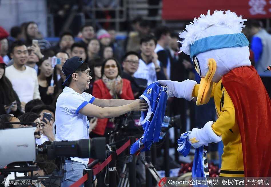 在全场观众羡慕的目光中，‘煎饼鸭’像个尽职的向导，紧紧跟随在大鹏身边，享受这属于他们俩的‘煎饼时刻’。