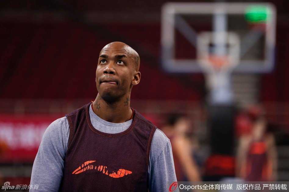 闵鹿蕾指导双手比划，正在对队员面授机宜，细节的打磨正是首钢队多年来保持竞争力的秘诀。