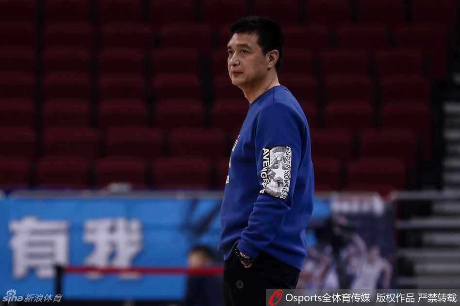 孙悦在三分线外稳稳出手，篮球划出优美弧线，训练中挥洒的汗水终将化为赛场上的得分利器。