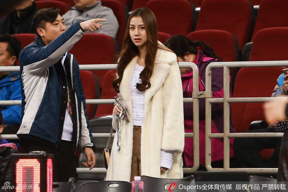 在人群的簇拥中，陈露依旧保持着那份淡然与超脱。她的目光深邃而悠远，似乎已经穿透了当下的比赛，看到了更深远的未来。那是一种历经风雨后的沉静，也是对未来幸福生活的笃定与期许。