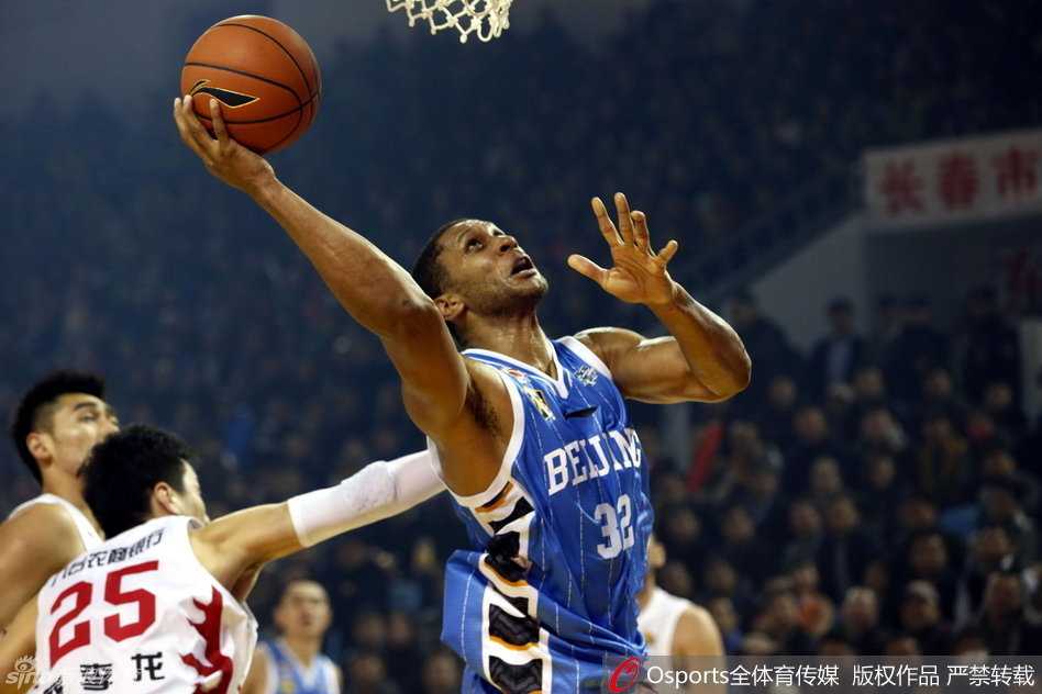 面对吉林队的严密包夹，马布里奋力跃起争抢篮板，落地后踉跄了一步，脸上写满了对胜利的渴望和对比赛胶着局势的专注。