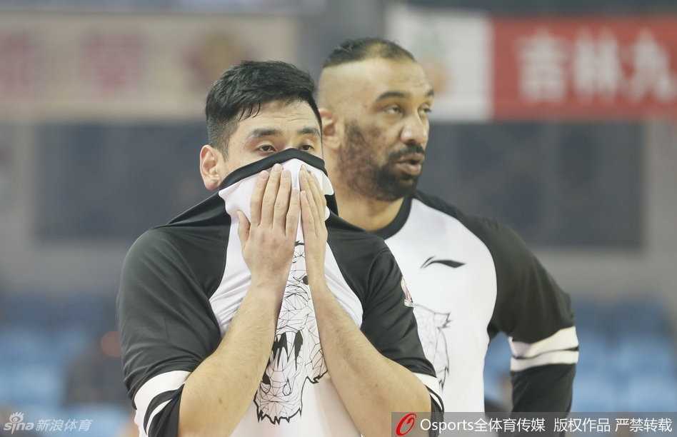 尽管烟雾缭绕，38岁的马布里依然眼神坚毅，他弯下腰重心压得极低，用标志性的胯下运球寻找突破节奏，莫里斯则在身后随时准备挡拆配合，两人默契十足。