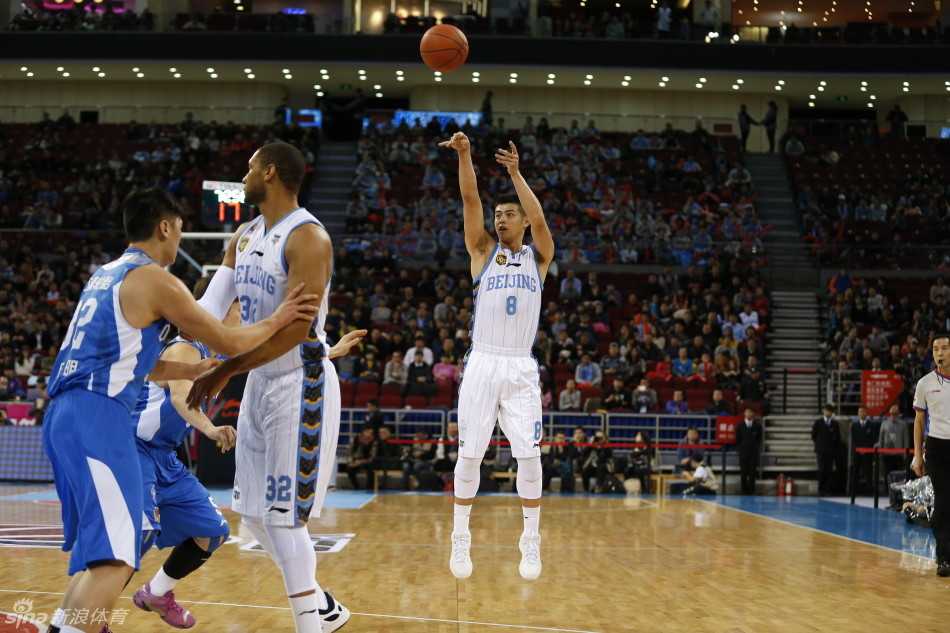 吉喆在对抗中身体扭曲，依然奋力将球抛出，这个高难度的动作展现了他顽强的拼搏精神。