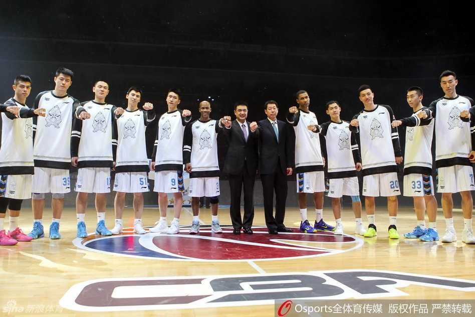 在五棵松体育馆璀璨的灯光下，北京首钢男篮主教练闵鹿蕾手捧总冠军戒指，向全场球迷展示，脸上洋溢着自豪与喜悦的笑容。