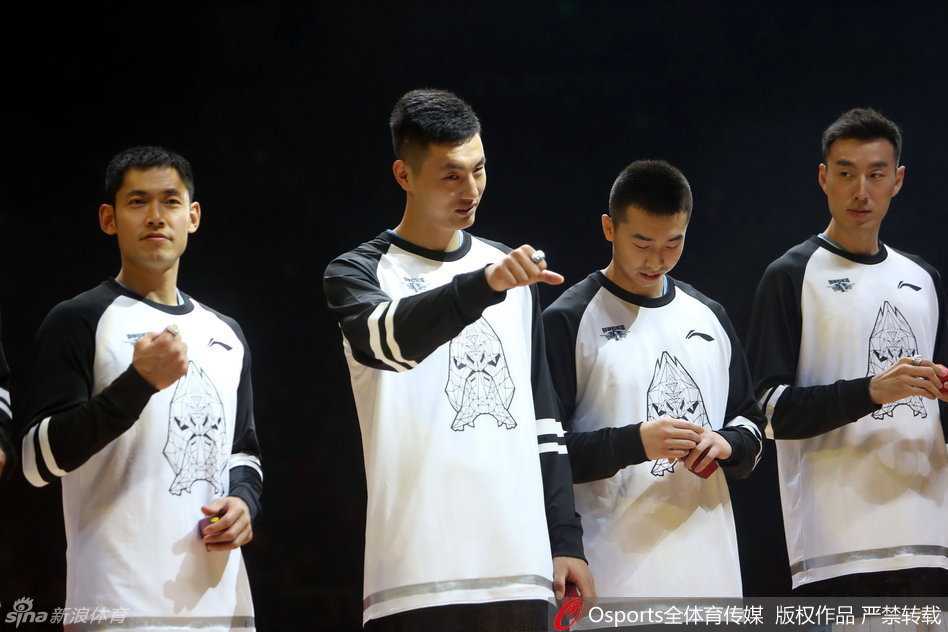 赛场上，新疆队外援布莱切持球进攻，面对北京队的严密防守，他展现出了强大的个人能力，为球队的胜利奠定了坚实基础。