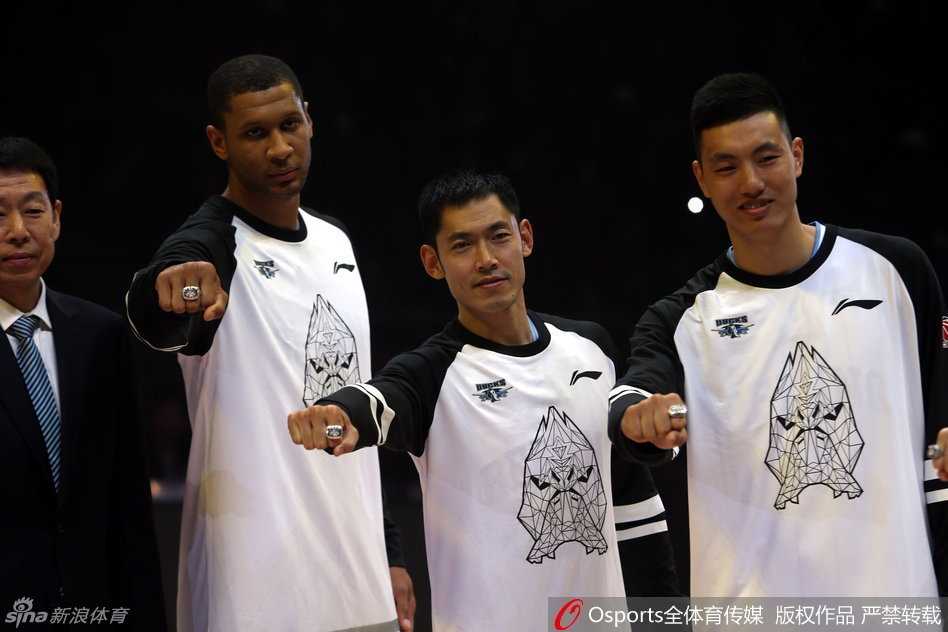 北京队核心球员孙悦在颁奖台上，手持总冠军戒指，目光坚定，身旁的朱彦西方硕等队友也沉浸在获得这份至高荣誉的喜悦之中。