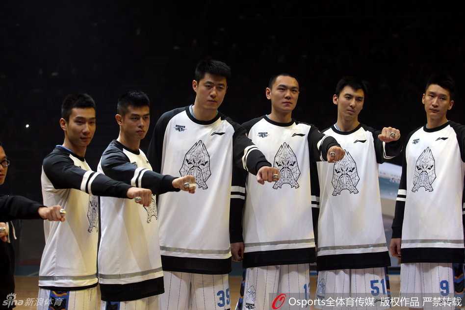 李宁先生面带微笑，亲自将印有李宁标志的新赛季战靴递到北京队球员手中，球员们接过球鞋，现场气氛热烈融洽，象征着品牌与球队的紧密合作。