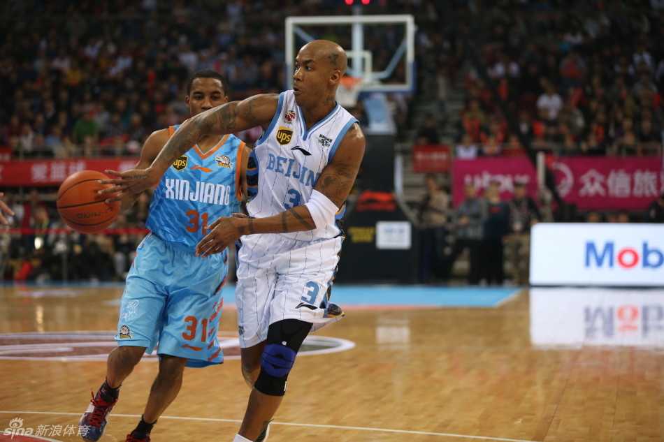 吉喆与周琦在篮下进行激烈的身体对抗，两人肌肉紧绷，为每一个篮板球拼尽全力