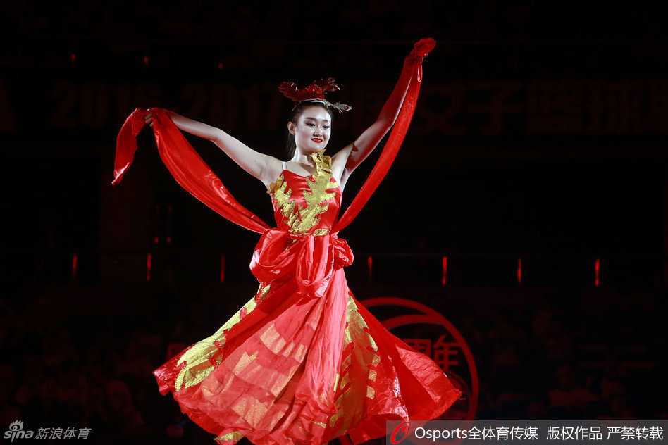 北京女篮队员们在取胜后激情庆祝，笑容绽放在每个人脸上，这场逆转胜为新赛季卫冕之路奠定坚实基础。