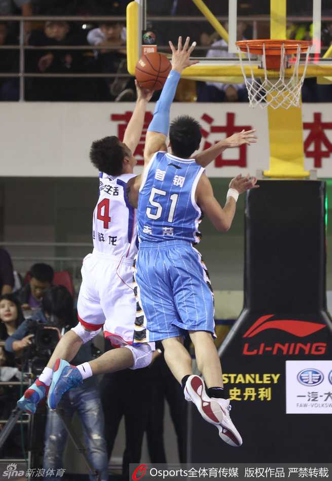 翟晓川背身倚住防守球员,像一辆重型坦克般向内线碾压,扎实的步伐和强硬的对抗让他在锋线上总能拼出属于自己的一片天地。