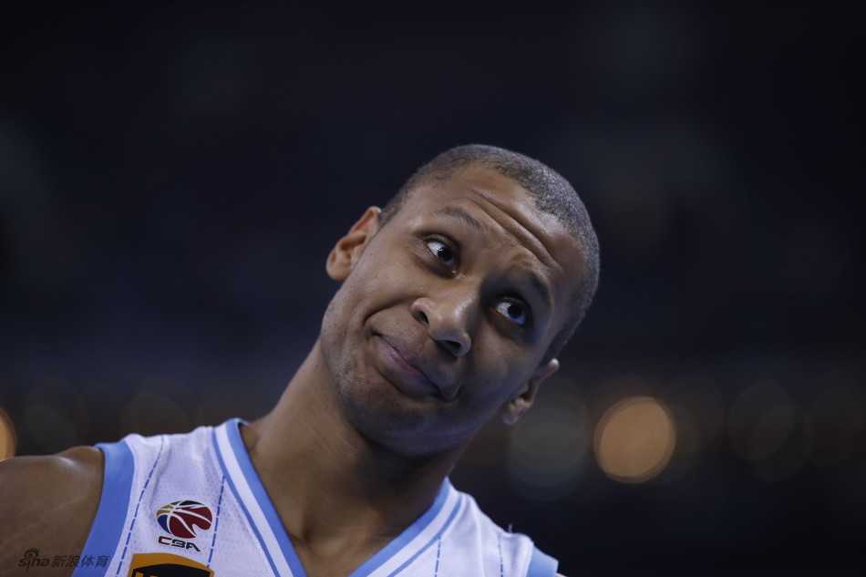 防守端的老马宛如牛皮糖，即便面对更年轻更强壮的后辈，他也用经验和预判寸步不离。