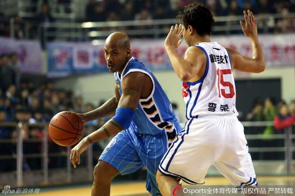 孙悦在一次防守漏人或投篮不中后，双手叉腰低垂着头，露出疲惫而无奈的表情，让人心疼。