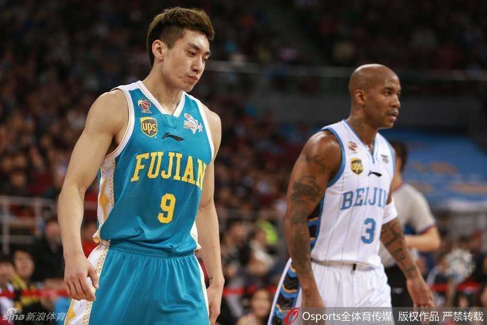 赵泰隆在比赛中目光坚毅，特写镜头下汗水清晰可见，他是福建队外线最值得信赖的火力点之一。