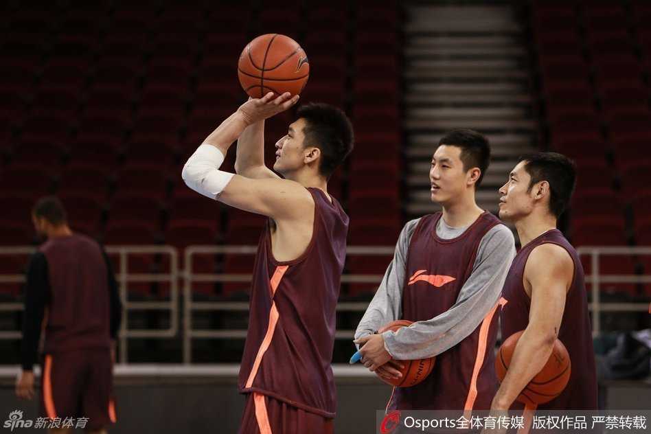 张庆鹏在底角接球后迅速跳起出手，篮球在空中划出一道美丽的弧线，落地后他依然保持着投篮手势，与身边的年轻球员大声交流着跑位时机。