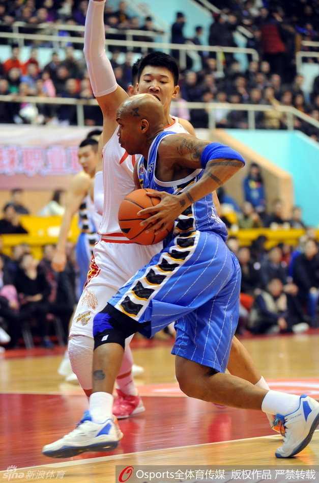 马布里空中对抗后上篮，身体完全舒展，即便面对封盖也从容不迫地将球打进。