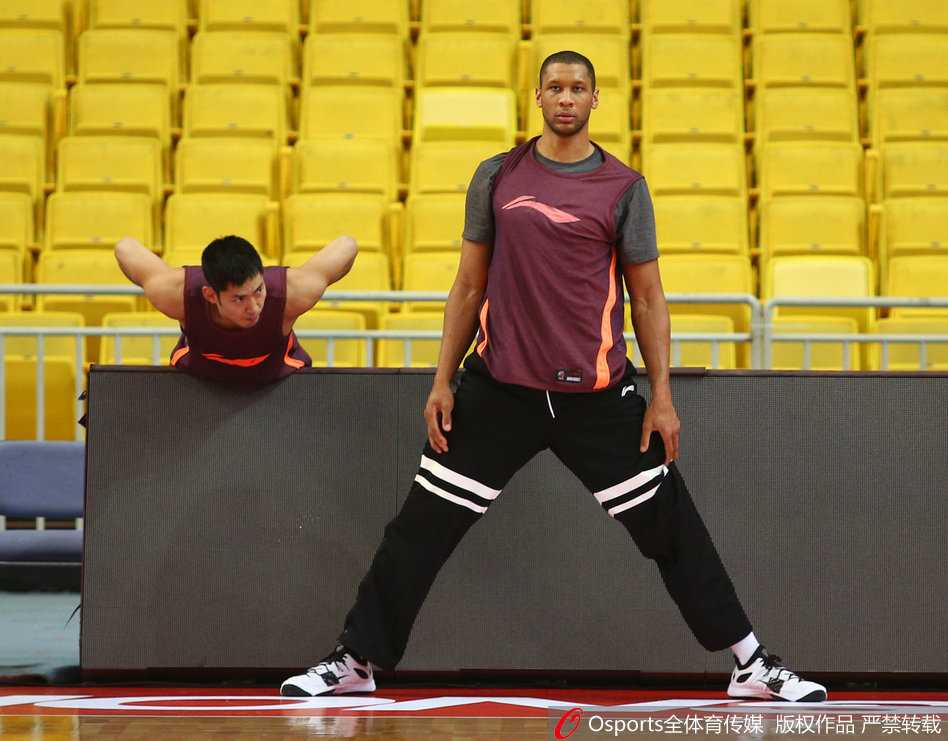 队长孙悦在训练馆一侧进行着远投专项练习，他动作舒展，接连命中三分，热身完毕后正进行身体拉伸，力求在接下来的合练中找回昔日总决赛MVP的巅峰手感。
