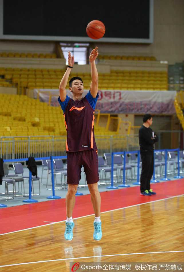 孙悦在训练中全神贯注地进行投篮热身，汗珠挂在他的脸颊上，作为同时拥有NBA和CBA总冠军戒指的球员，他的一招一式都透露着职业风范。