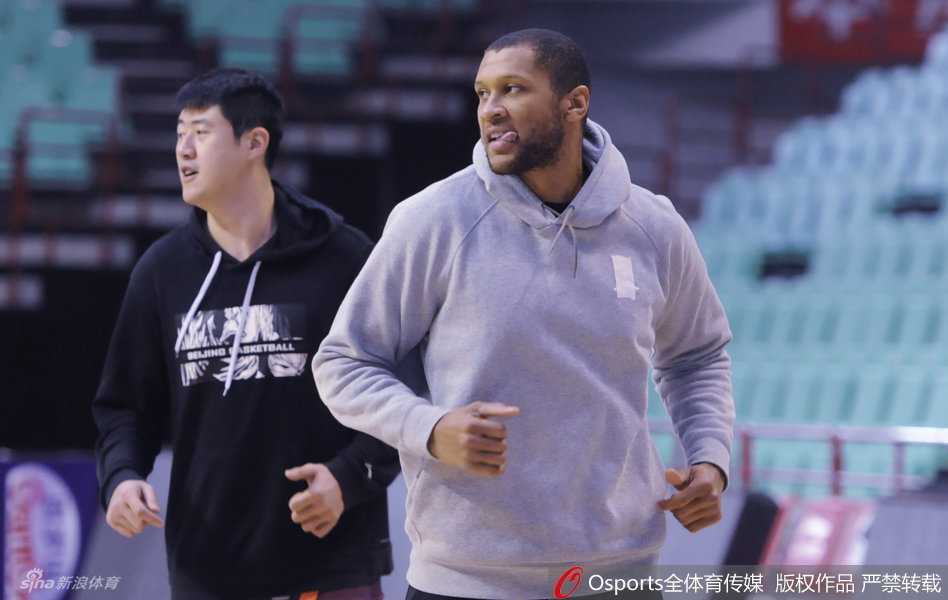 赤裸着上身的莫里斯在五棵松训练馆里挥汗如雨，眼神专注地凝视着篮筐，用一次次精准的中投击碎场外的交易流言。