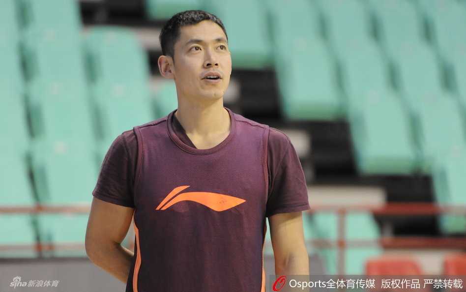 孙悦表情严峻，在三分线外高高跃起出手投篮，手指上的绷带无法阻挡他为球队攻城拔寨的决心。