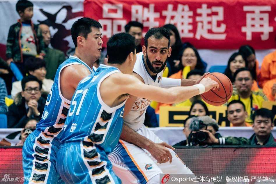 伊朗巨塔哈达迪在内线张开双臂，如同一座难以逾越的山峰，他宽厚的背脊顶住防守，眼神中透露出对禁区的绝对统治欲。