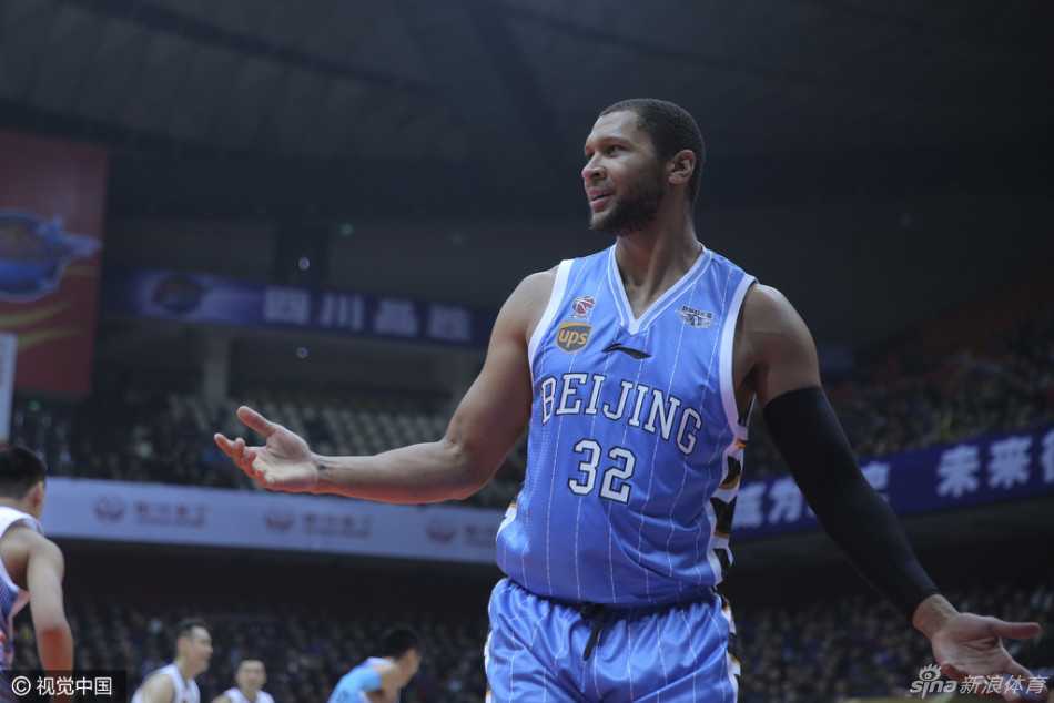 约什高高跃起，在莫里斯的防守缝隙中寻找出手机会，他的身体在空中舒展，篮球仿佛黏在手上，等待着最佳的出手时机。