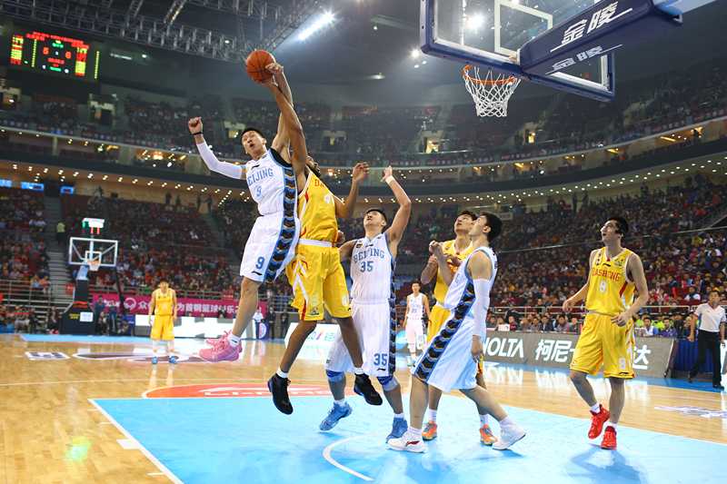 守护神孙悦腾空而起，用一记势大力沉的盖帽将对手的上篮拒之门外，展现了禁区的绝对统治力。