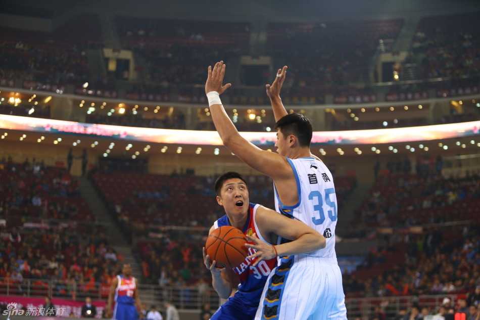 马布里眼神专注地目视前方，仿佛猎豹审视猎物，那种不怒自威的领袖气质透过屏幕扑面而来，传递着必胜的信念。