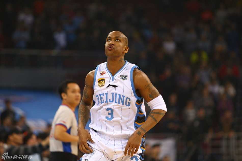 老马嘟起嘴唇，眼神坚毅地控球推进，脸上写满了对胜利的渴望和对防守的不屑，仿佛在告诉全场：这比赛，我拿下了。