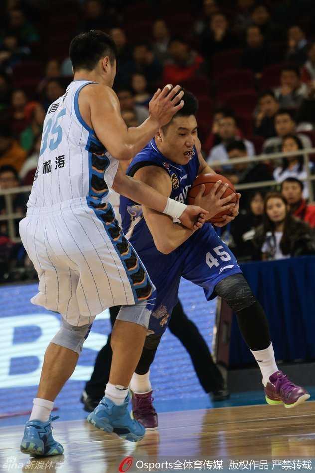 常林面对旧主毫不手软，在首节开局阶段强突老队长陈磊，用一记势大力沉的突破上篮为江苏队先拔头筹，点燃了这场恩怨大战的导火索。