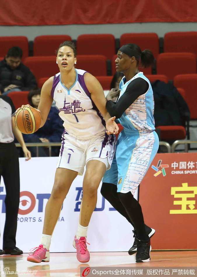 北京队主教练闵鹿蕾在场边紧急拉住队员，双手比划着战术，神情严肃地进行场边指导，试图扭转局势。