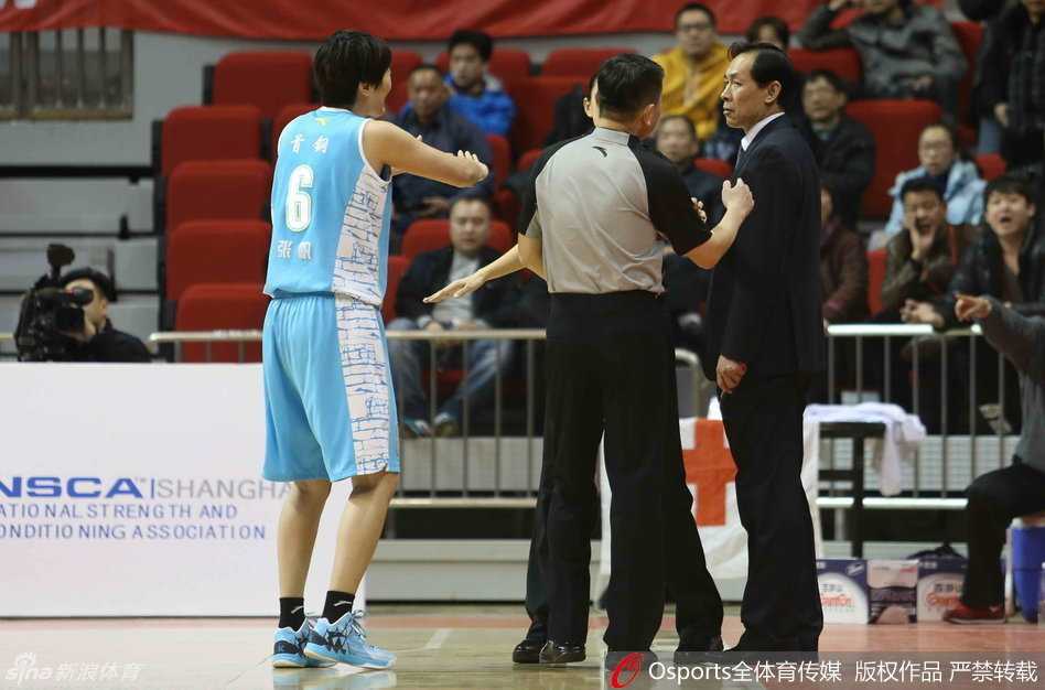 新疆队外援布拉切在低位背身单打北京防守球员，他利用强壮的身体卡住位置，准备转身攻击篮筐。