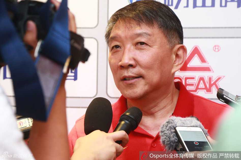 发布会聚光灯下，宫鲁鸣指导眉头微蹙，神情严肃地凝视前方，仿佛正在脑海中推演着斯杯的战术布局。