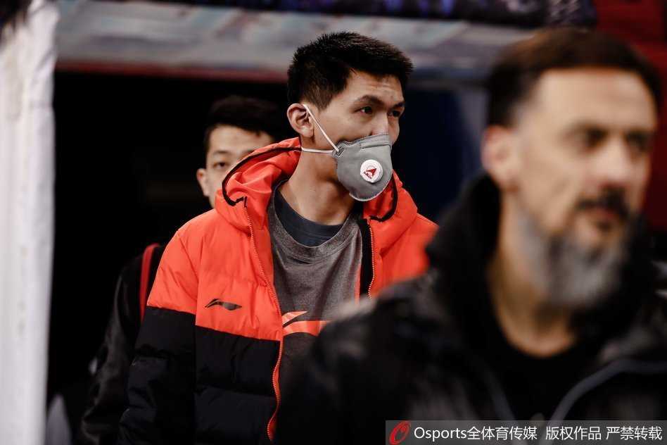 京城灰霾笼罩，深圳烈豹队员在室外被迫用口罩隔离污染，眼神中透露出对清新空气的渴望。