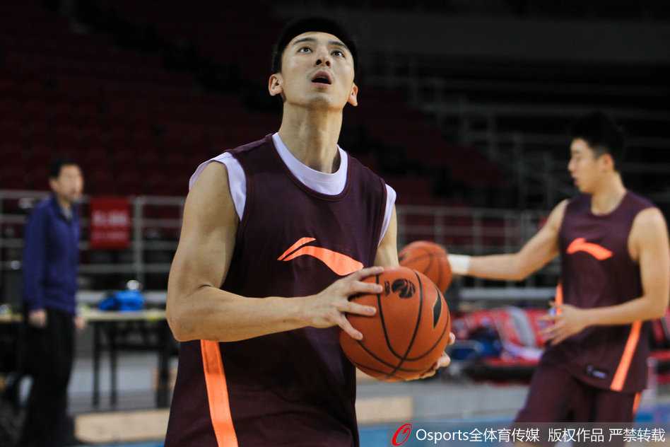 翟晓川腾空而起霸气十足，完成一记势大力沉的单手劈扣，展现扣将本色。