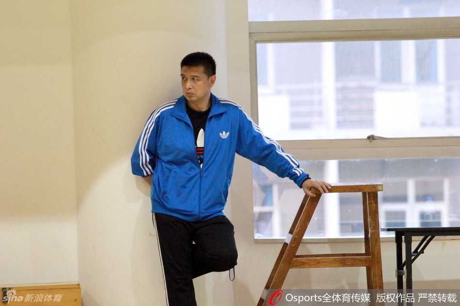 翟晓川在训练中全力冲刺，高高跃起完成了一次势大力沉的单手灌篮。他的身影充满活力与激情，这位拼命三郎正用汗水为新赛季的每一次快攻反击积蓄着能量。