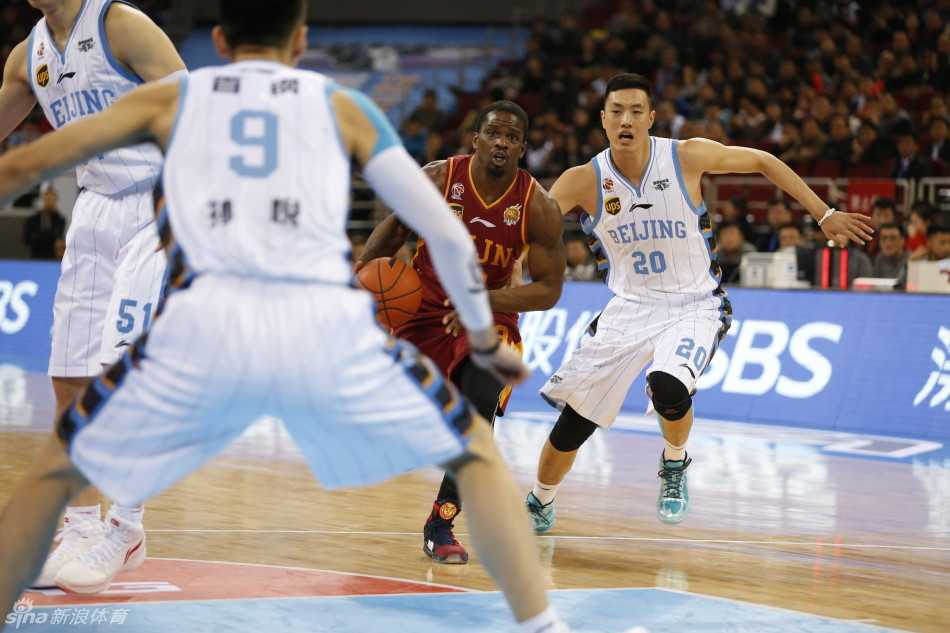 马布里目光如炬，凝视赛场，那份专注仿佛能穿透对手的防线，透出一股不夺胜利誓不罢休的霸气。