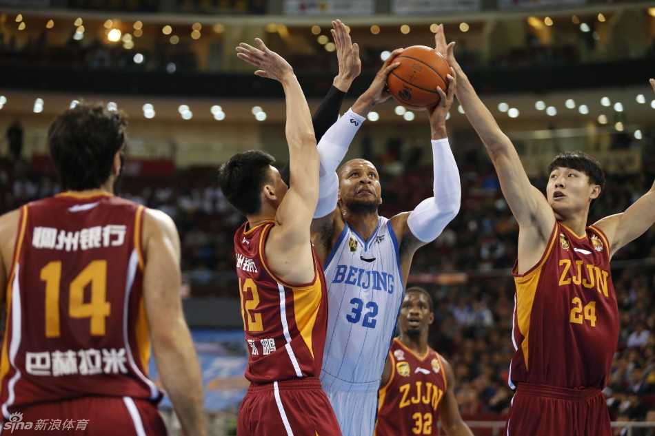 面对巴赫拉米的犀利突破，翟晓川如影随形，全力回追，展现出非凡的防守决心。